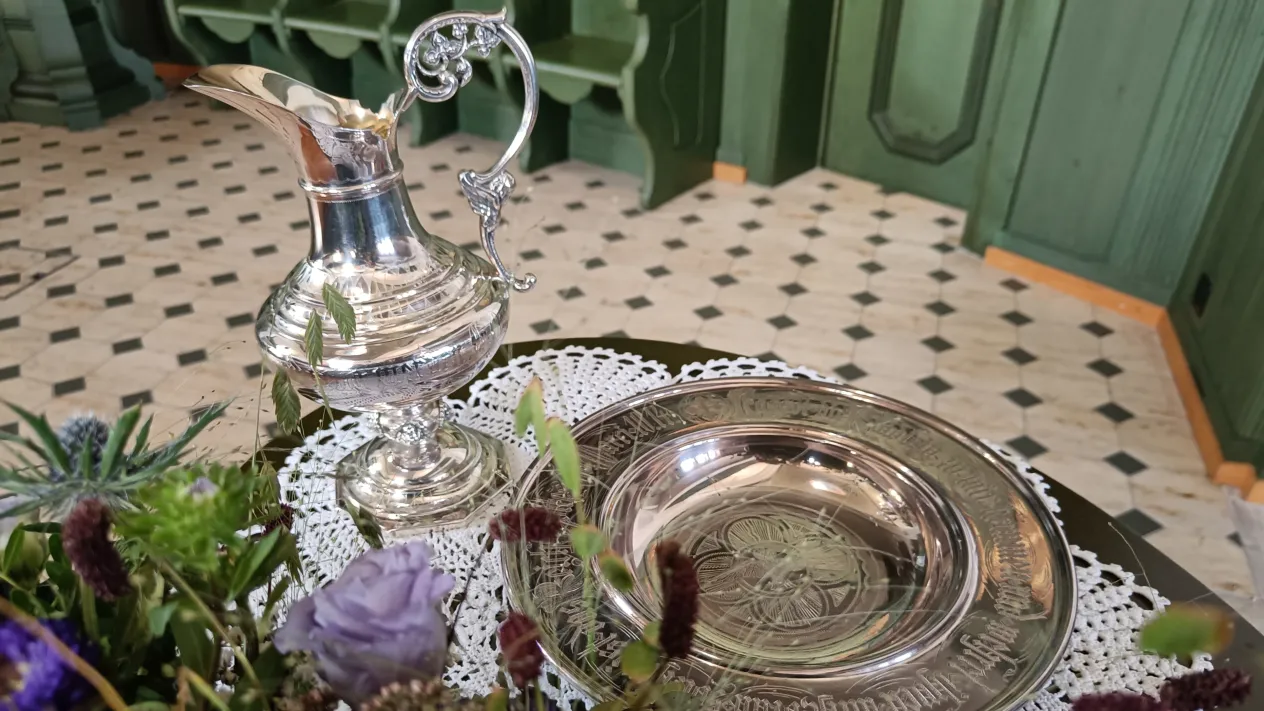 Taufschale und Krug_Haldenbüel (Foto: Tina Bernhard-Bergmaier) Taufschale und Krug_Haldenbüel (Foto: Tina Bernhard-Bergmaier)