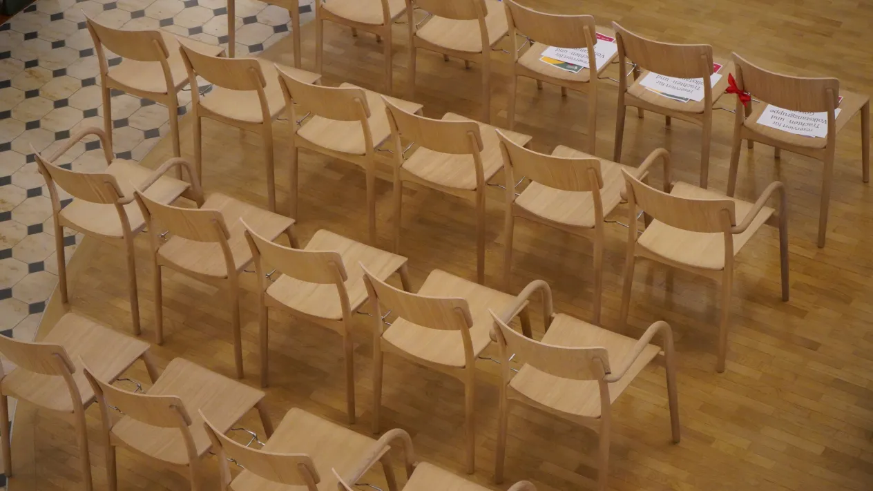 Stuhlordnung Kirche Haldenbüel (Foto: Gaby Gmünder) Stuhlordnung Kirche Haldenbüel (Foto: Gaby Gmünder)