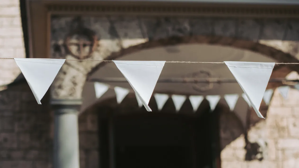 Kirchentuer_Wimpel_Trauung (Foto: Nadine Trolp) Kirchentuer_Wimpel_Trauung (Foto: Nadine Trolp)